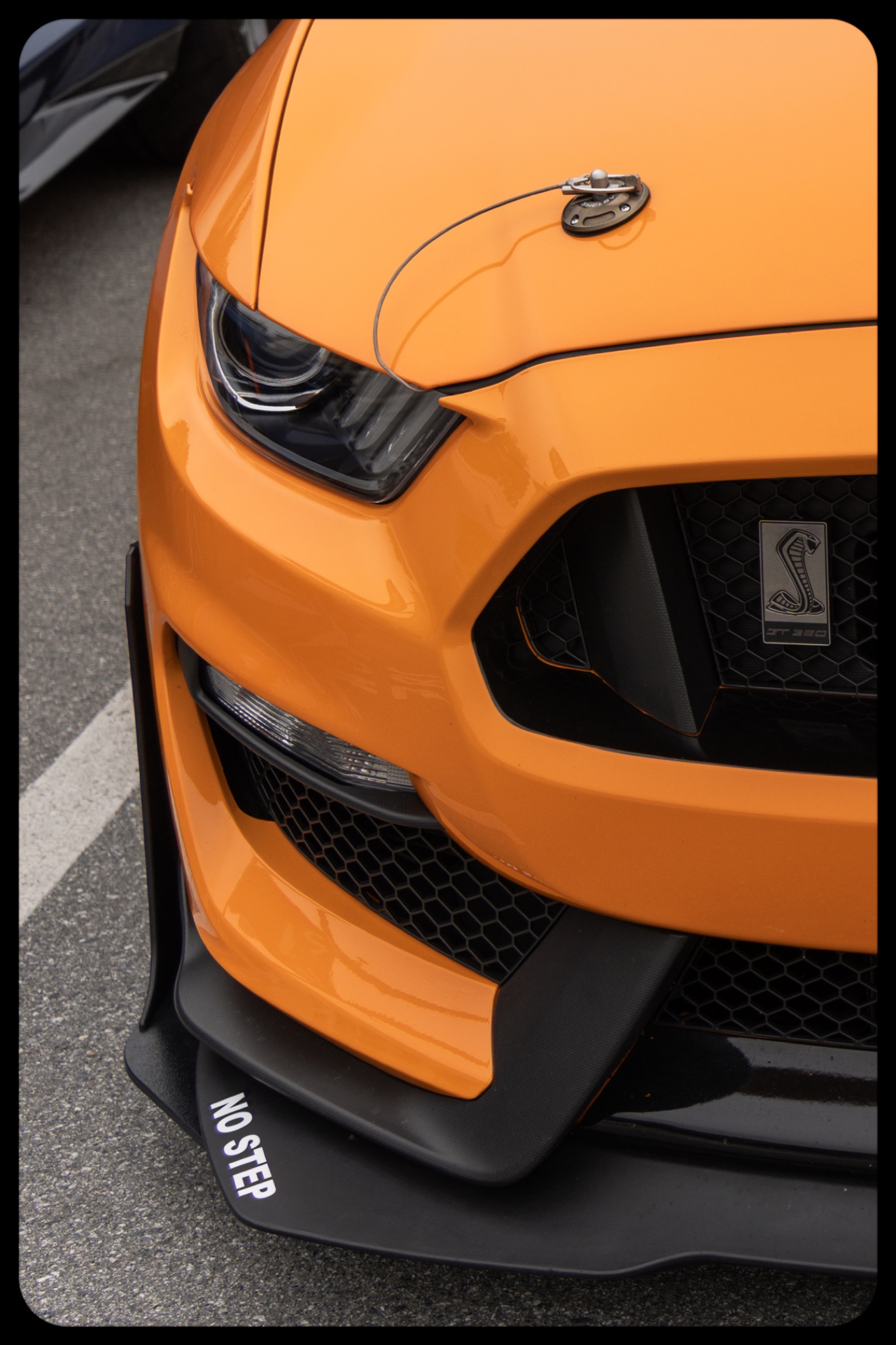 Shelby GT350 orange detail